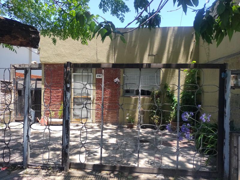 Casa con pileta y dos departamentos independientes – 122 e/ 76 y 77, Villa Elvira