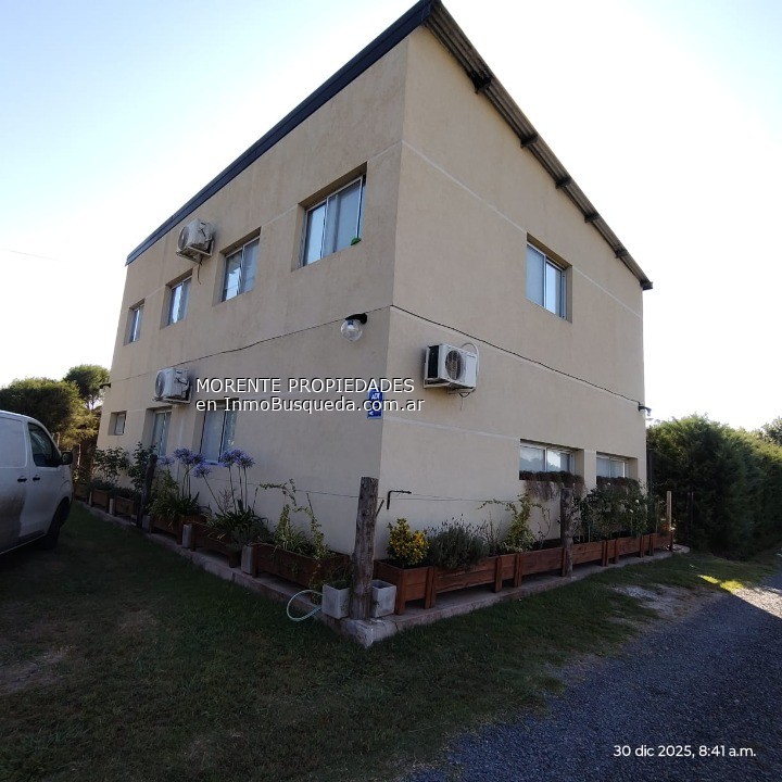 Casa Quinta en Venta en Villa Garibaldi – 3 Dormitorios, Quincho, Balcón y Parque